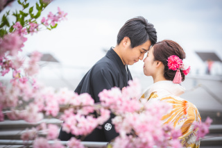花咲く季節に思い出の場所でフォトブライダルを