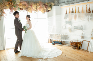 風を感じられるナチュラルスタジオフォト