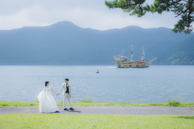 豪華絢爛な遊覧船を背景に