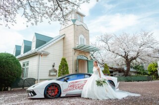チャペル、桜、ドレス、時々ランボルギーニ