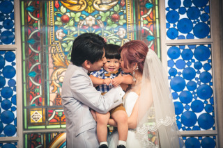 色鮮やかなステンドグラスの前で天使にキス