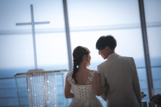 視界に開けたブルーオーシャンの教会で二人きりのブライダル