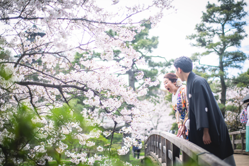 お団子では足りなかった?桜も食べようとする新婦様
