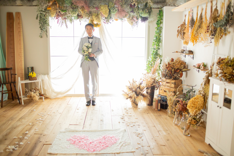 結婚式を諦めたカップルがスタジオで結婚式!