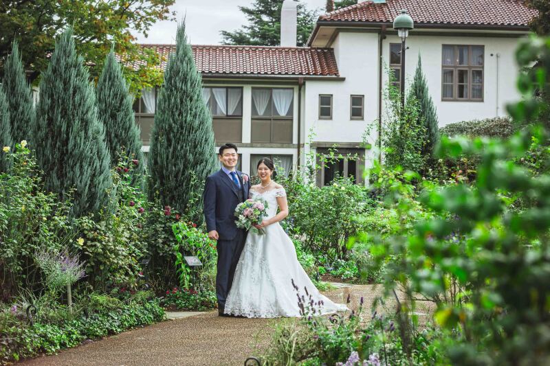 &nbsp;旧・英国総領事公邸を背景に