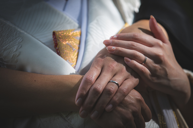 手を取り合って