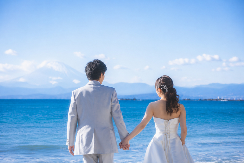 富士山を望む海辺で