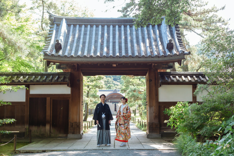 凛とした雰囲気の山門にて
