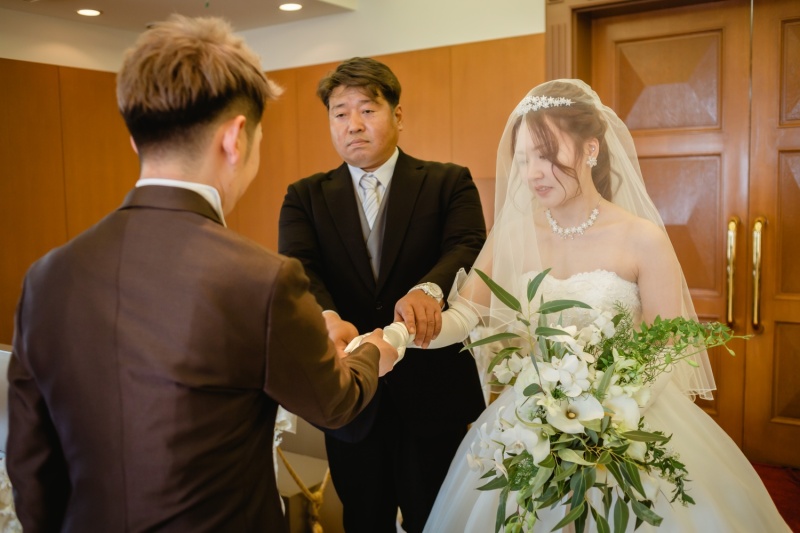 父から新郎へのバトンタッチ
