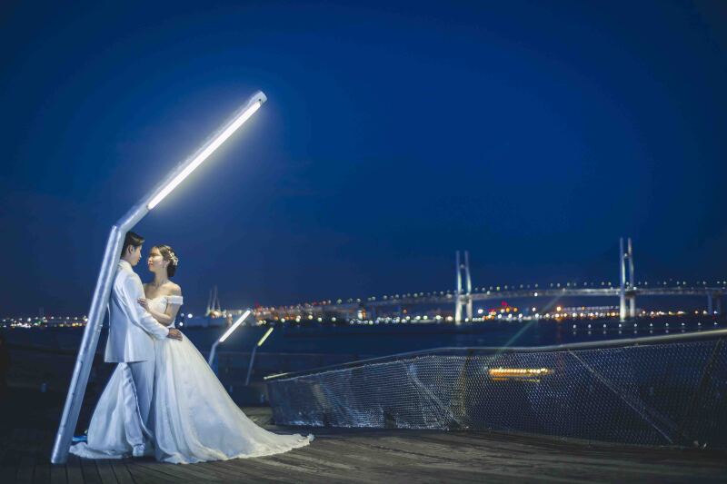 街灯の下、ムードがある背景にベイブリッジ