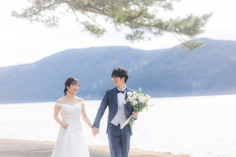 穏やかな湖畔で光を背に浴びて