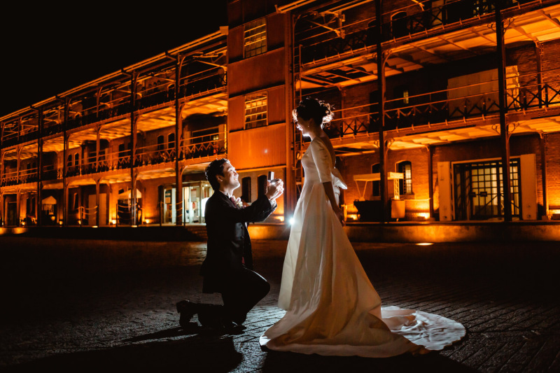 ライトアップされた赤レンガ倉庫でナイトフォト