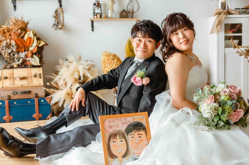 似顔絵をお持ち込み頂きました!仲良しなお2人のスタジオ撮影♪