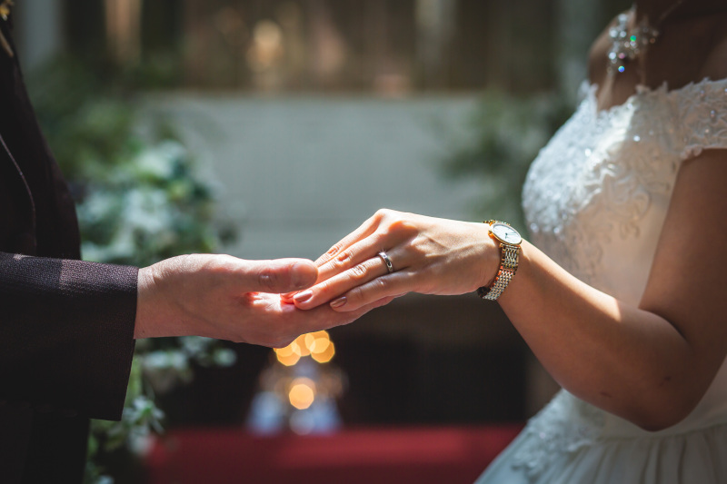 手に手をとって