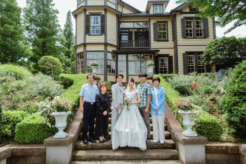 洋館を背にした家族写真