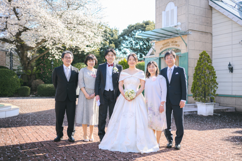 桜の下で家族写真