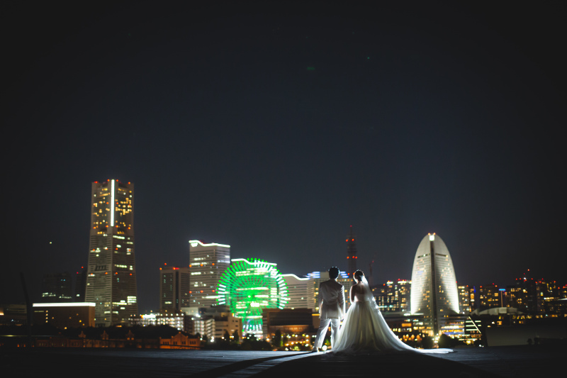 夜景に浮かぶ二人のシルエット
