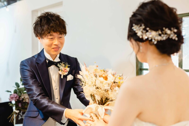 新郎様からブーケを手渡し!