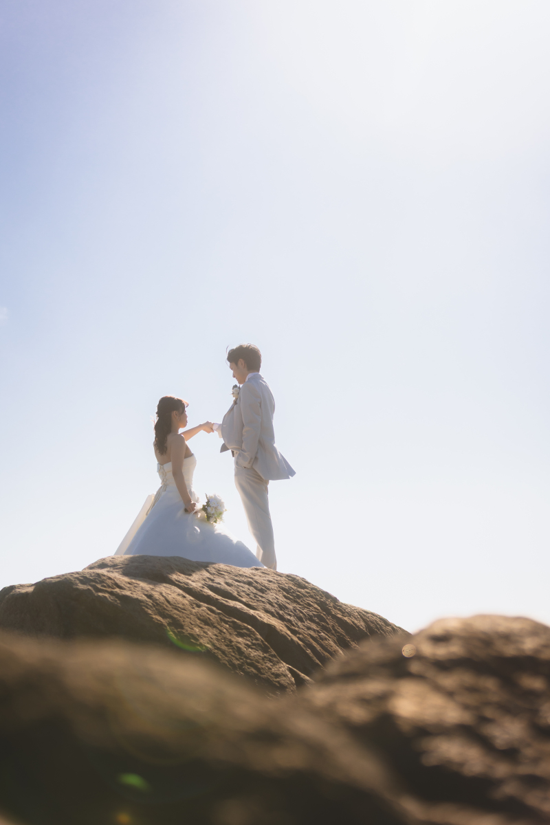 岩場で向き合うふたり
