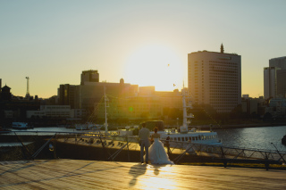夕暮れのベイエリアでサンセットフォトを
