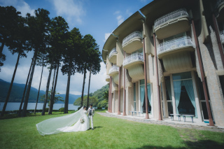 森と湖の畔にあるホテルで家族とフォトウェディング