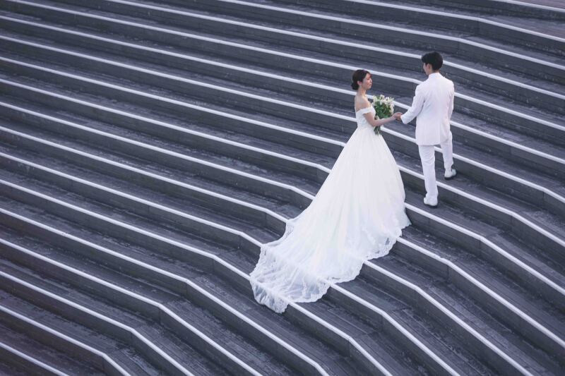 横浜の風景に溶け込むお二人