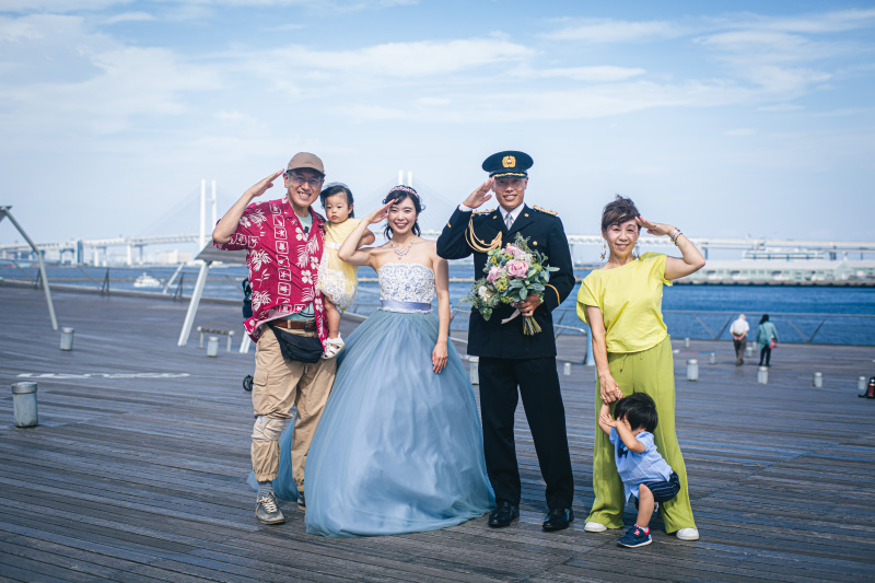 家族写真は敬礼ポーズでビシッと
