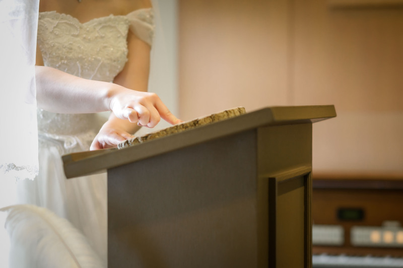 結婚証明書へのサイン