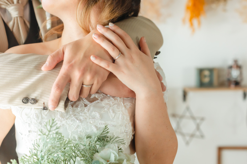 抱きしめた指に光もの