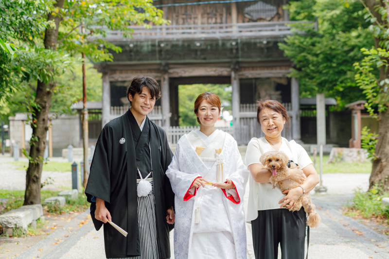 仁王門を背後に入れて