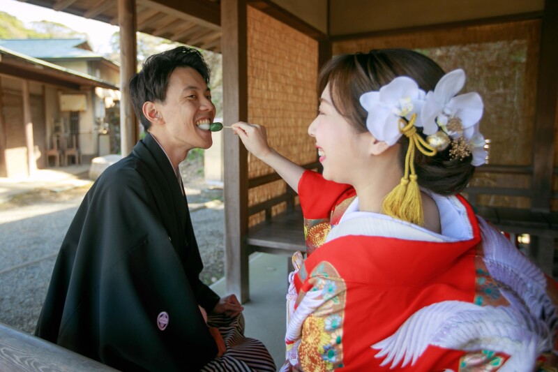 お団子を食べさせてあげる優しい新婦様♡(笑)