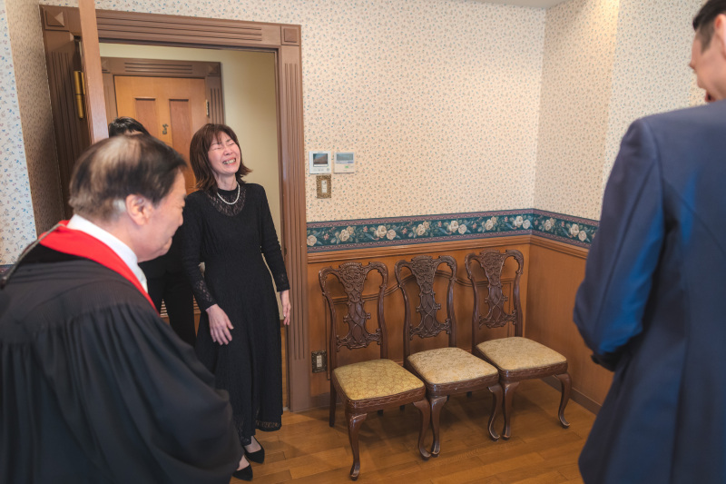 ウェディングドレス姿の娘の初見で母、涙