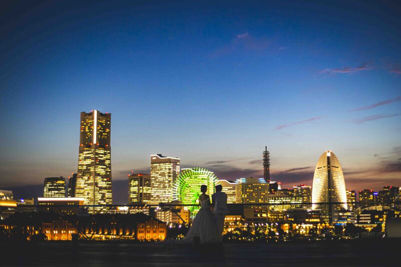 みなとみらいの夜景と水面の反射、そしてお二人