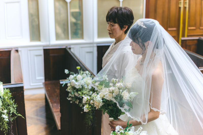 ヴァージンロードを歩く花嫁の表情