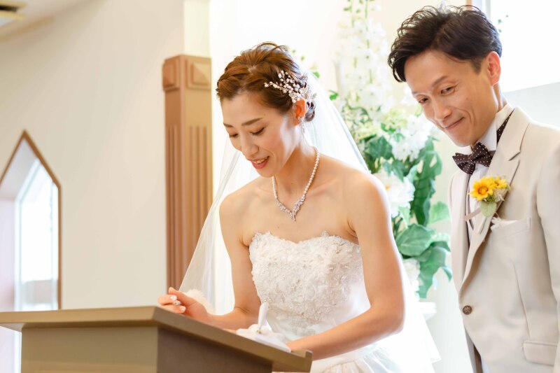結婚証明書へのサイン