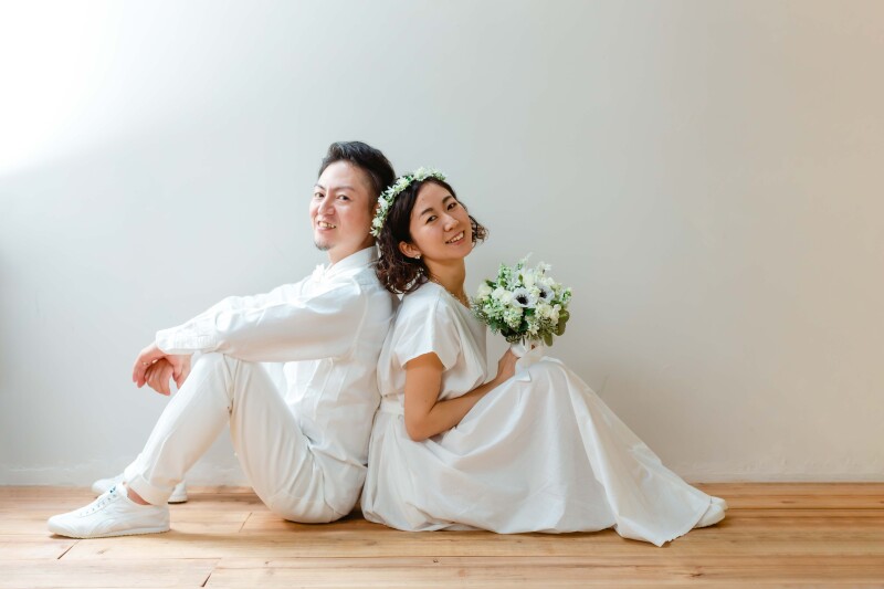 背中合わせで