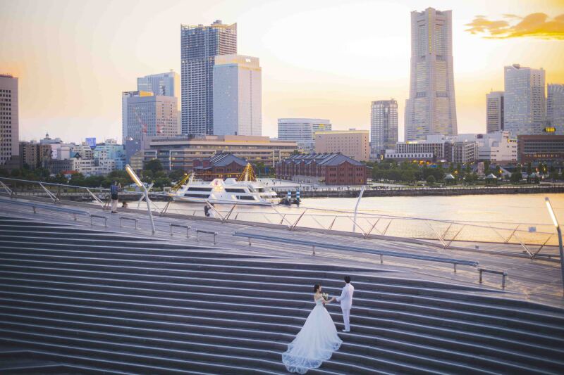 みなとみらいの背景×夕焼け×純白のお二人