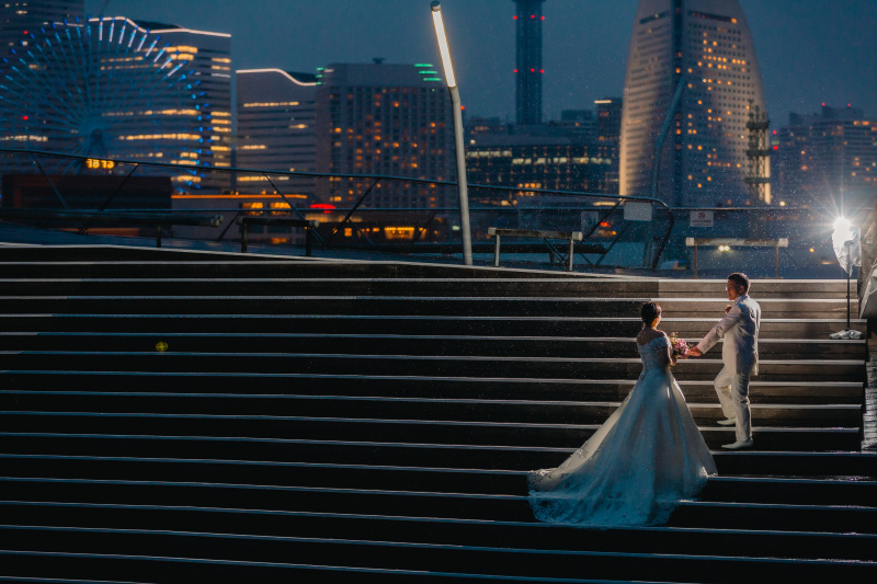 手を取り合って