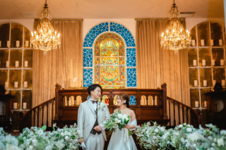 輝くターコイズブルーに見守られるウェディング