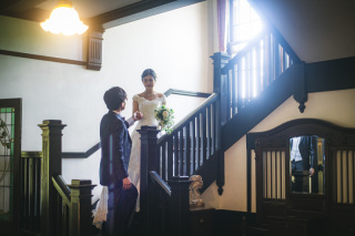 アンティークな空間と光が踊る異国情緒たっぷりなブライダル