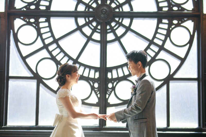 見つめ合って指輪交換シーン♡