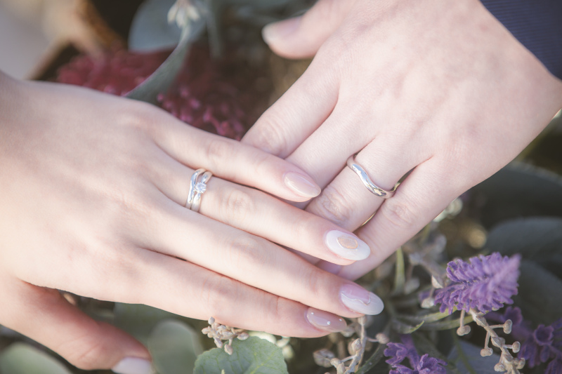 軽やかに手を添えて