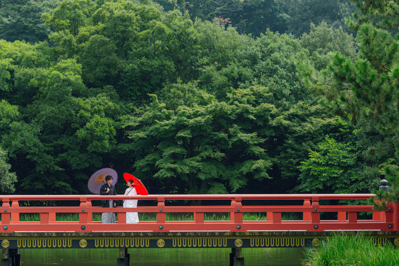 朱の橋は濃緑に囲まれて