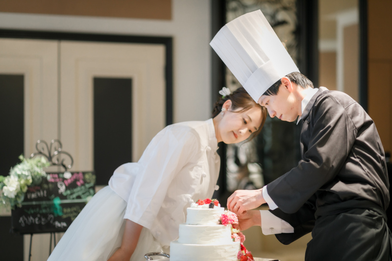 お2人でウェディングケーキの仕上げ