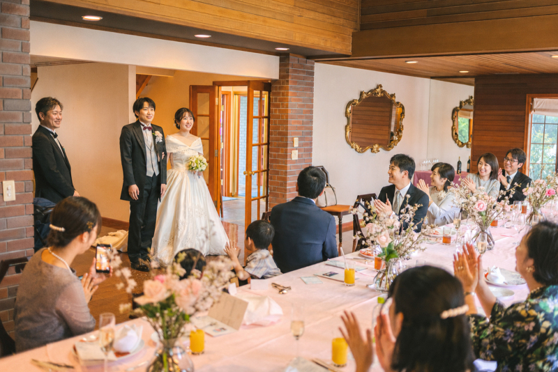 会食会場へ入場