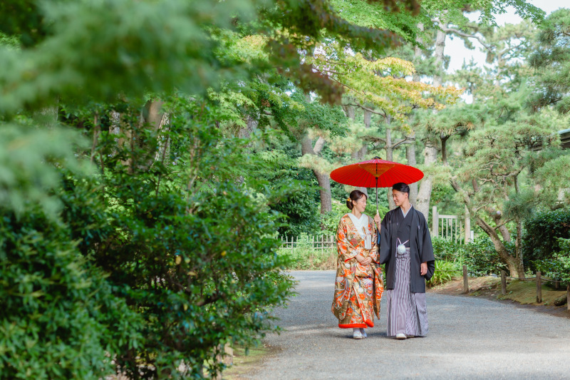 青紅葉の間を歩んで