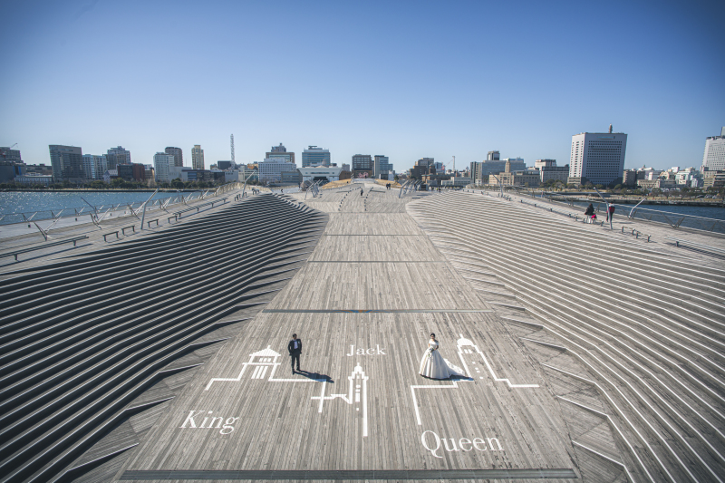 まずは表情が見えづらい引きのカットから