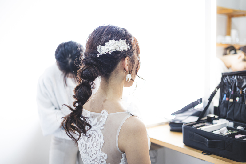 ヘアメイクはピーチスタッフが行います