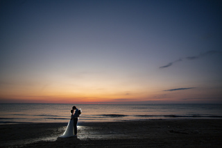 金沢の海でのワンシーン。日没後30分くらいしかチャンスがないマジックアワーを背景に人物にライトを当てた写真です。