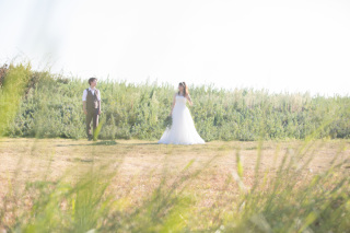 開放的な大草原だけど、お二人の世界観を大切に撮影した一枚